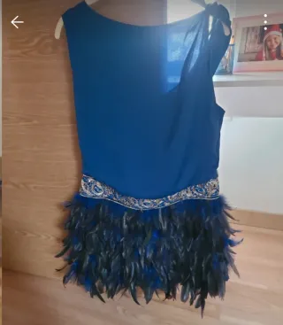 Vestido de ceremonia azul con plumas