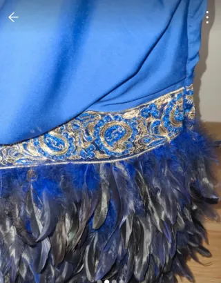 Vestido de ceremonia azul con plumas