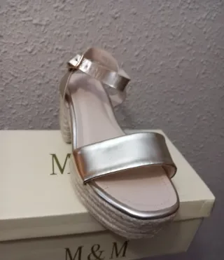 Sandalia dorada tacón plataforma esparto