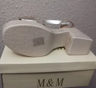 Sandalia dorada tacón plataforma esparto