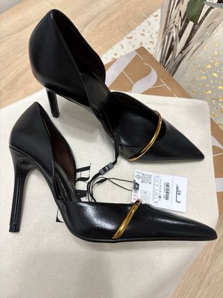 Zapatos de tacón Zara negros con detalle dorado