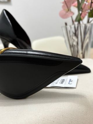 Zapatos de tacón Zara negros con detalle dorado