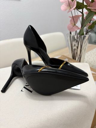 Zapatos de tacón Zara negros con detalle dorado