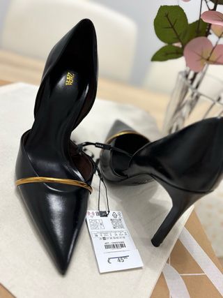 Zapatos de tacón Zara negros con detalle dorado