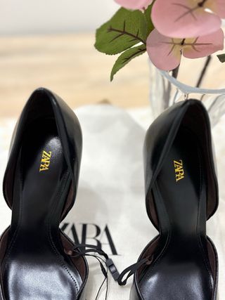 Zapatos de tacón Zara negros con detalle dorado