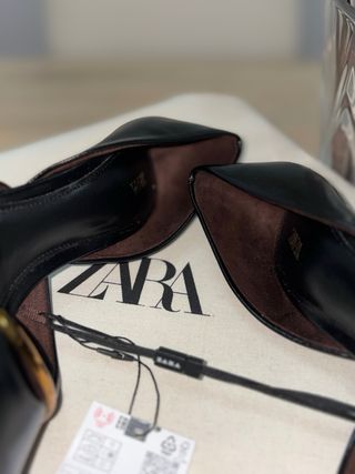 Zapatos de tacón Zara negros con detalle dorado