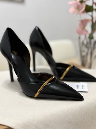 Zapatos de tacón Zara negros con detalle dorado