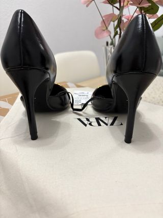 Zapatos de tacón Zara negros con detalle dorado