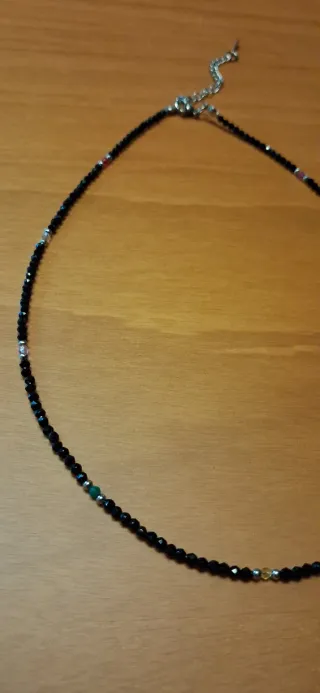 Gargantilla negra con detalles multicolor