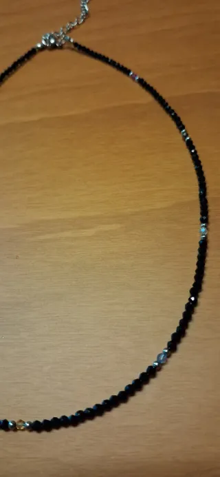 Gargantilla negra con detalles multicolor