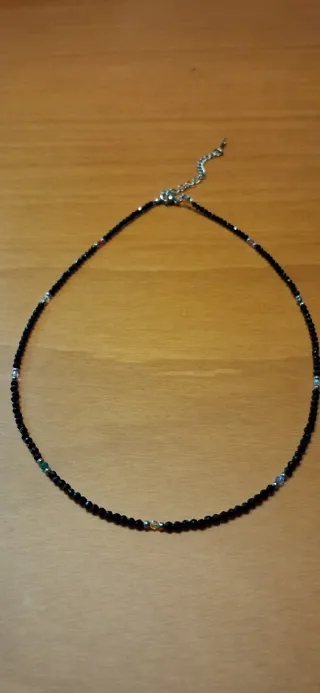 Gargantilla negra con detalles multicolor