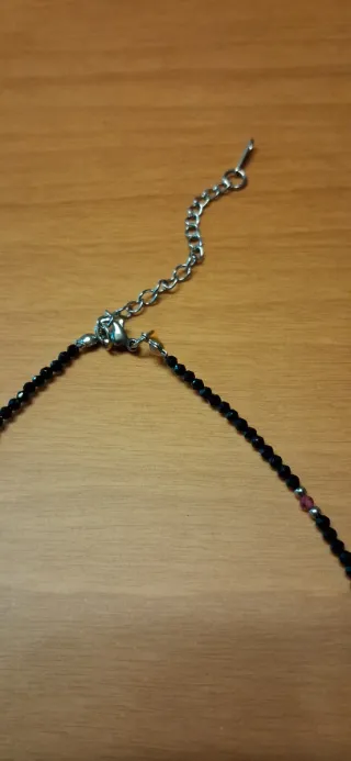 Gargantilla negra con detalles multicolor