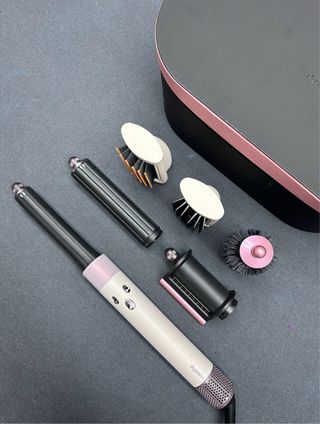 Moldeador Dyson Beige y Rosa