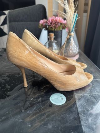 Zapatos de tacón peep toe dorados