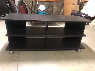 Mueble bajo TV madera wengué oscuro.