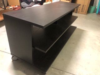 Mueble bajo TV madera wengué oscuro.