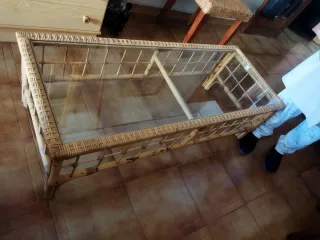 Mesa de centro de ratán y cristal