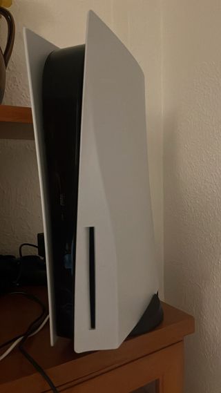 PS5 con Mando Rojo y Assassin's Creed Mirage