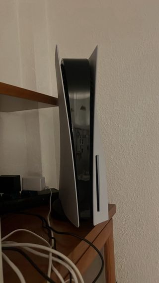 PS5 con Mando Rojo y Assassin's Creed Mirage