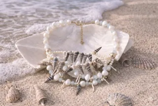 Collar de perlas y conchas