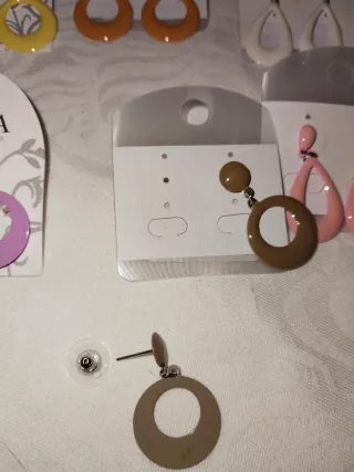 Pendientes estilo Nancy Ho similar metal