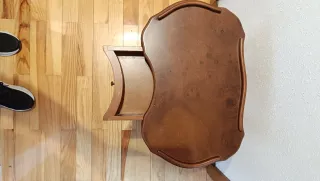 Mesa auxiliar de madera con cajón
