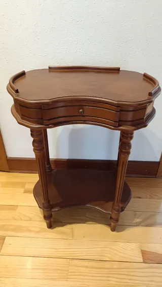 Mesa auxiliar de madera con cajón
