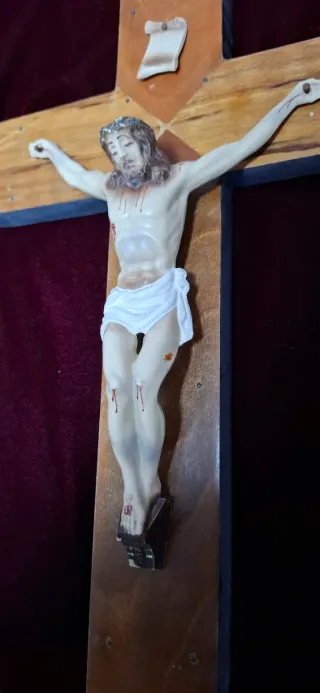 Crucifijo de madera con figura de Jesús