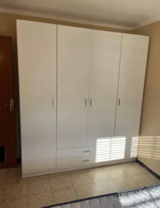 Armario blanco de madera
