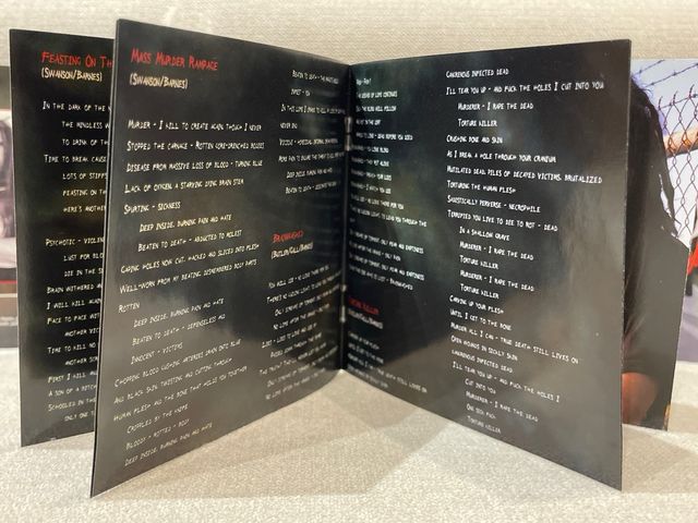 Digipak de Six Feet Under “Maximum Violence”