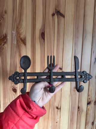 Colgador de pared con cubiertos hierro forjado