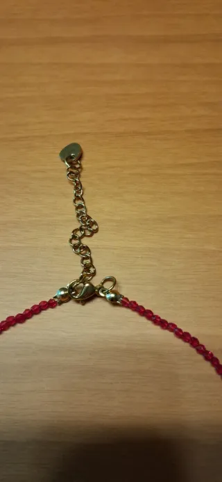 Gargantilla Corazón Dorado y Piedras Rojas