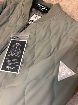 Chaqueta Guess acolchada verde militar