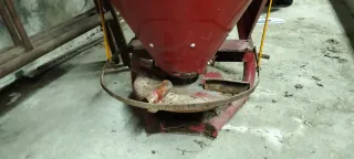 Tolva abonadora tractor