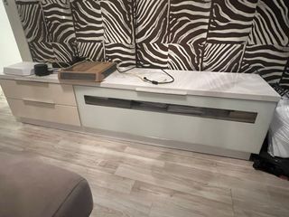 Mueble TV moderno beige y blanco