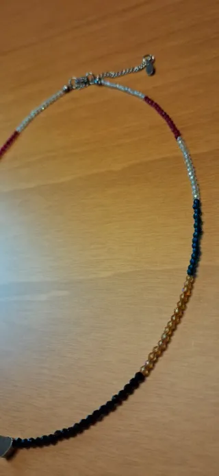 Gargantilla con corazón y cuentas
