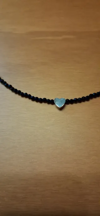 Gargantilla con corazón y cuentas