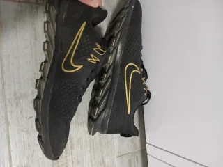 Zapatillas Nike Negras y Doradas