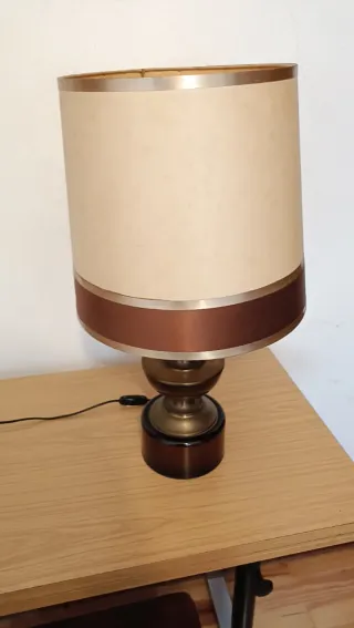 Lámpara de mesa beige y marrón