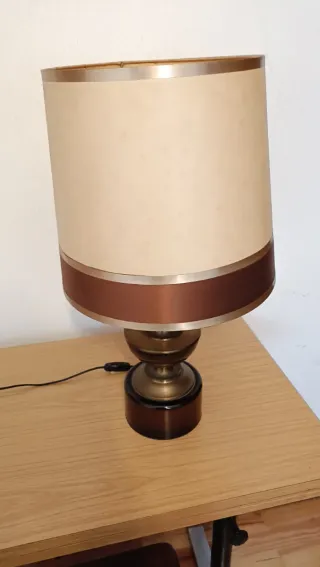 Lámpara de mesa beige y marrón