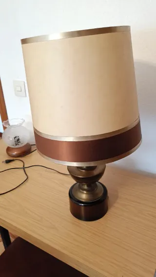 Lámpara de mesa beige y marrón