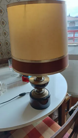 Lámpara de mesa beige y marrón