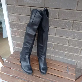 Botas altas de piel, negras. Talla 38