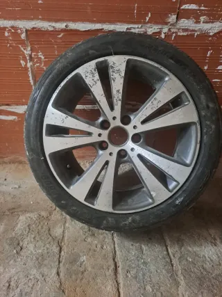 Llanta de aleación con neumático