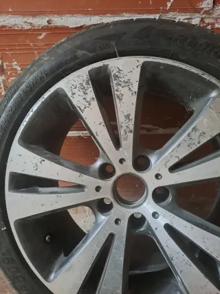 Llanta de aleación con neumático