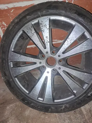 Llanta de aleación con neumático