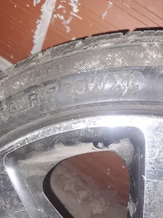 Llanta de aleación con neumático