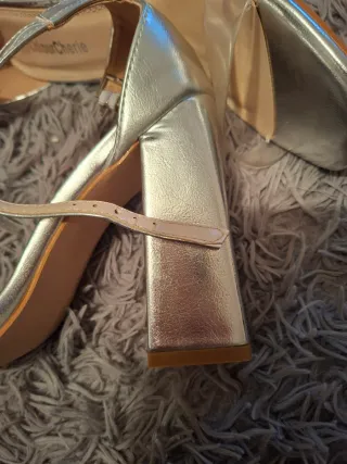 Zapatos de tacón plateados talla 38