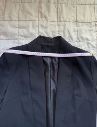 Giacca nera elegante con maniche arricciate