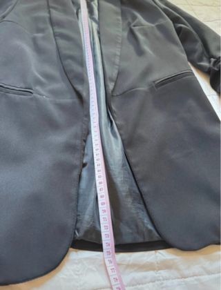 Giacca nera elegante con maniche arricciate